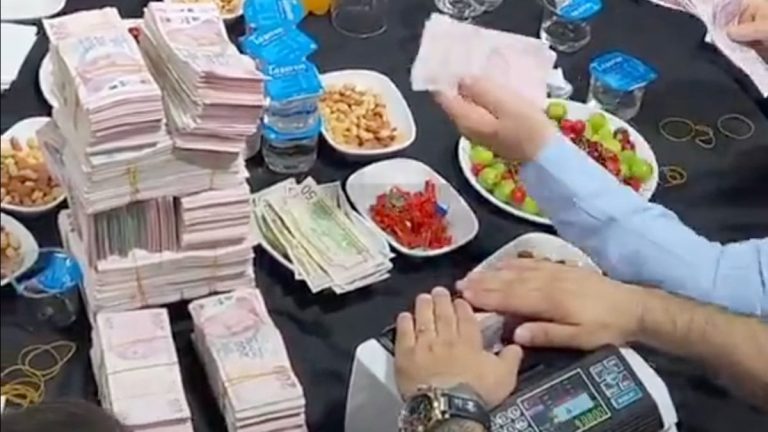 Aşiret düğününde milyonlarca lira toplandı, para sayma makinesi kullanıldı